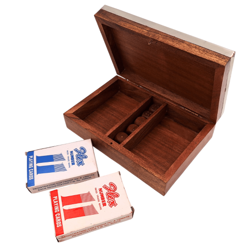 Zestaw kart i kości w drewnianym pudełku z aluminiowym topem  (1).png