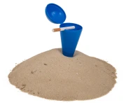 Przenośna popielniczka plażowa wbita w piasek - stożek z klapką  (2).webp