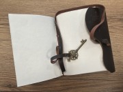 Notes skórzany róża wiatrów środek kartki.jpeg