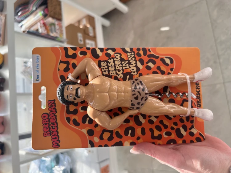 otwieracz do wina w kształcie seksownego mężczyzny w majtkach w panterkę.jpeg