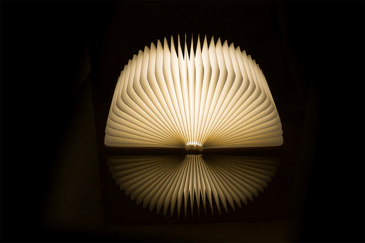 Lampa LED w Formie Książki - Magiczne Światło i Designerski Gadżet  (8).webp