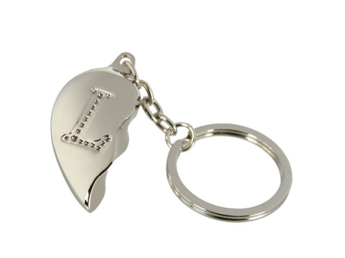 BRELOCZEK ZŁAMANE SERDUSZKO - L LITERKA BRELOK