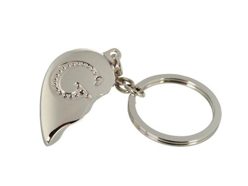 BRELOCZEK ZŁAMANE SERDUSZKO - G LITERKA BRELOK