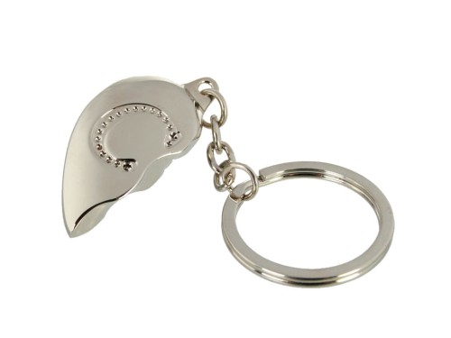 BRELOCZEK ZŁAMANE SERDUSZKO - C LITERKA BRELOK