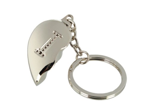 BRELOCZEK ZŁAMANE SERDUSZKO - I LITERKA BRELOK