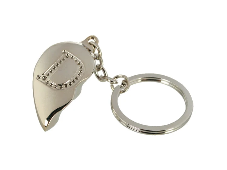 BRELOCZEK ZŁAMANE SERDUSZKO - D LITERKA BRELOK