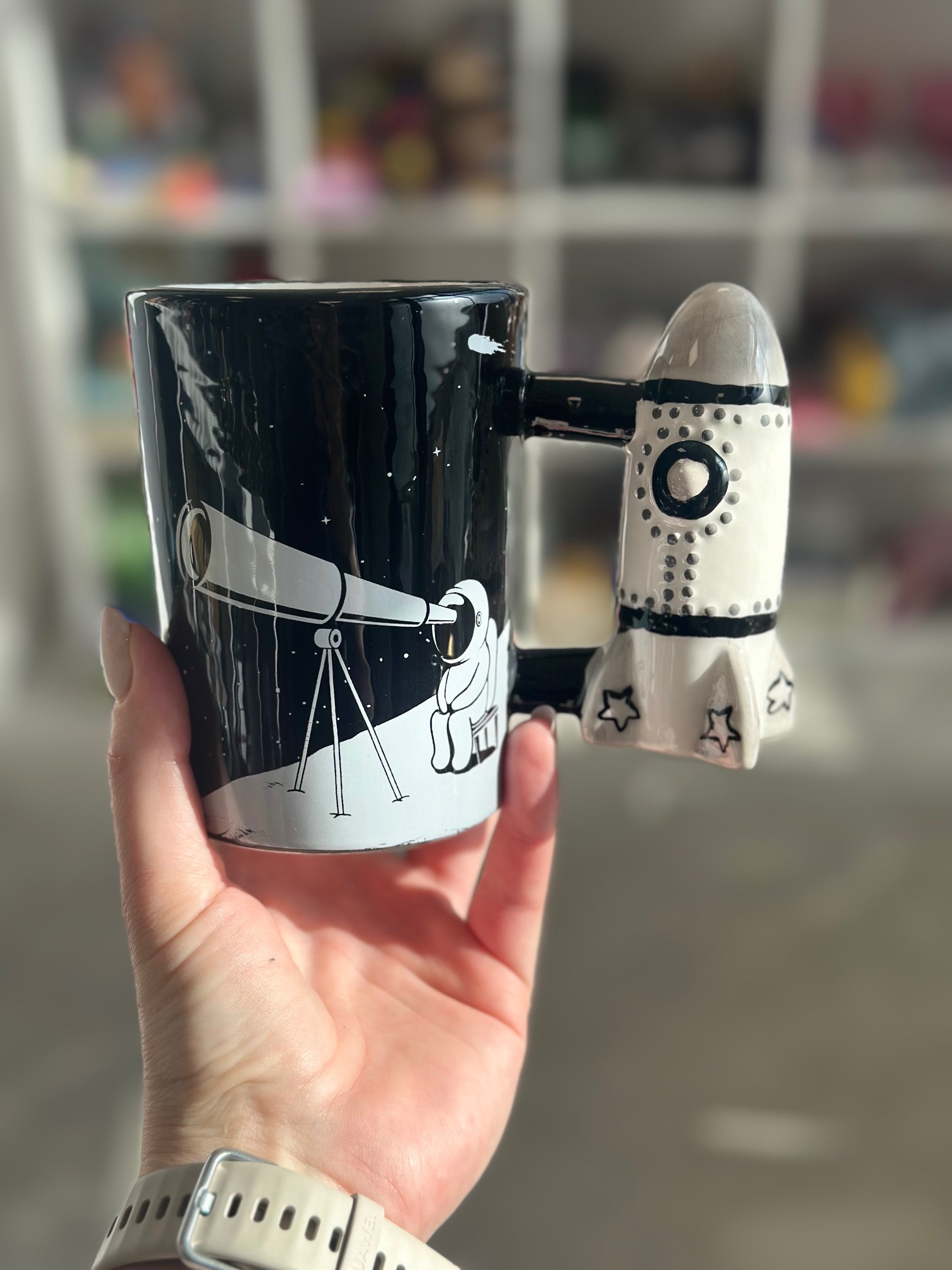 zdjęcie realne kubek astronauta z uchwytem w kształcie rakiety kosmicznej