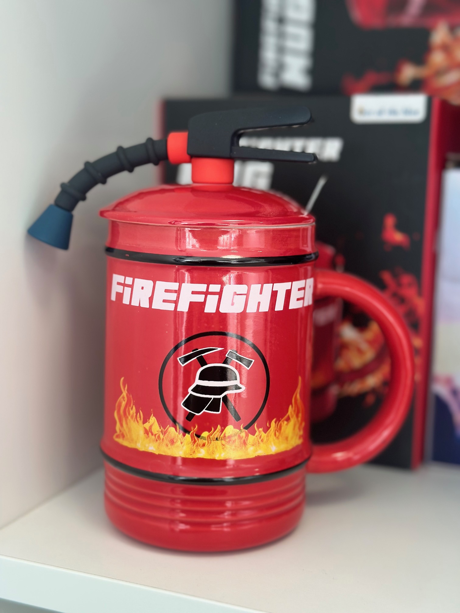 Kubek Strażaka z pokrywką z wężem gaśniczym i łyżeczką zdjęcie realne