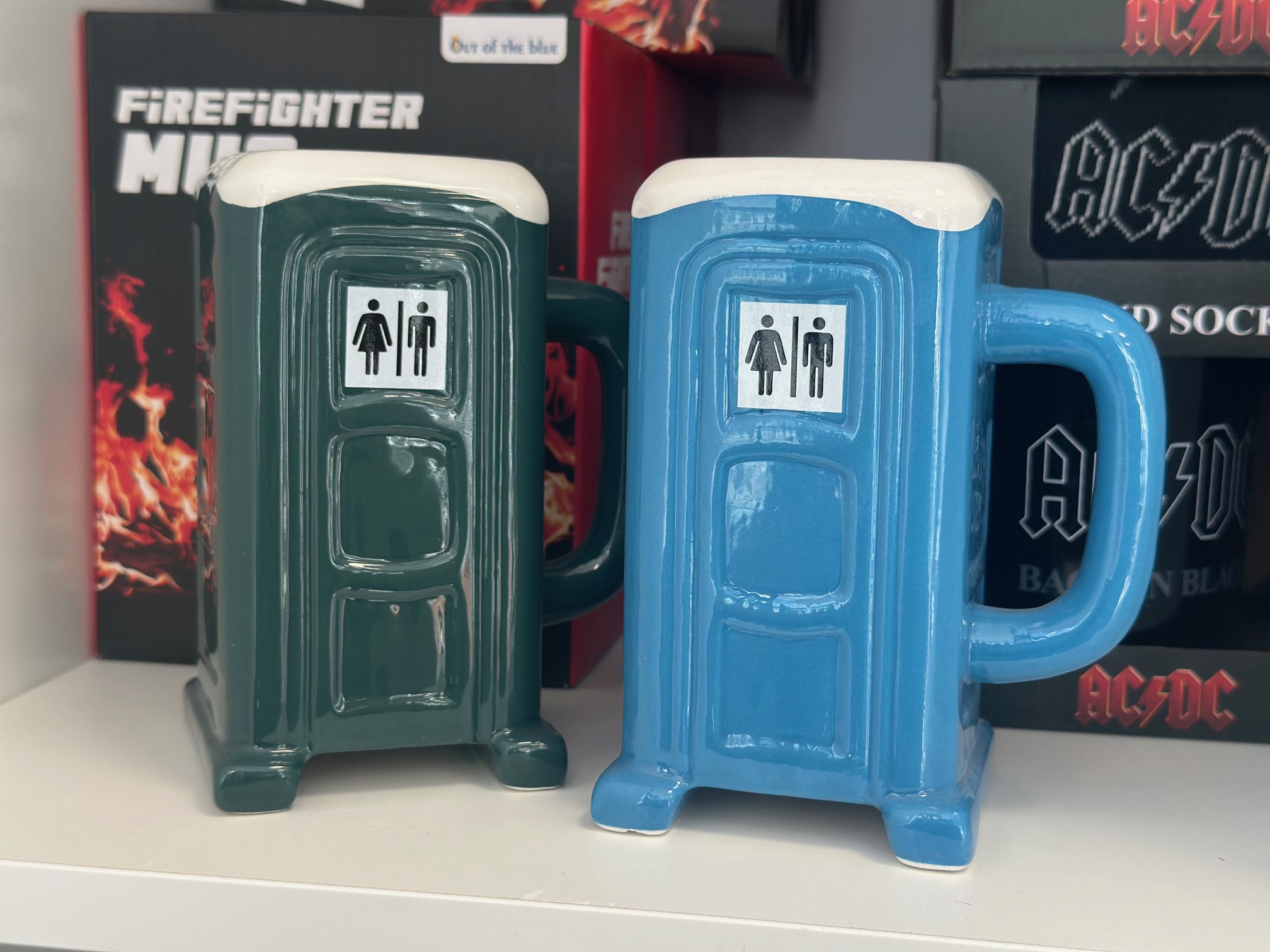 śmieszny kubek w kształcie przenośnej toalety TOI TOI  dwa wzory zielony i niebieski kubek kibel zdjęcie realistyczne