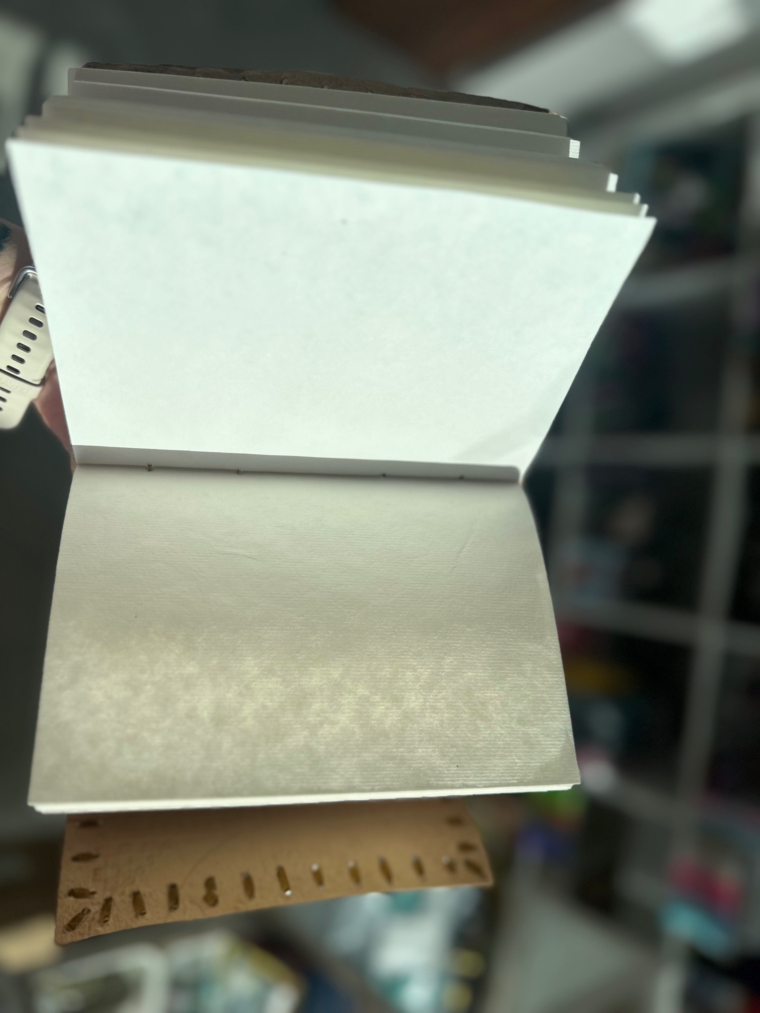 Notes Skórzany z Drzewem Życia – Symboliczny Dziennik Retro realne zdjęcie środka notesu 