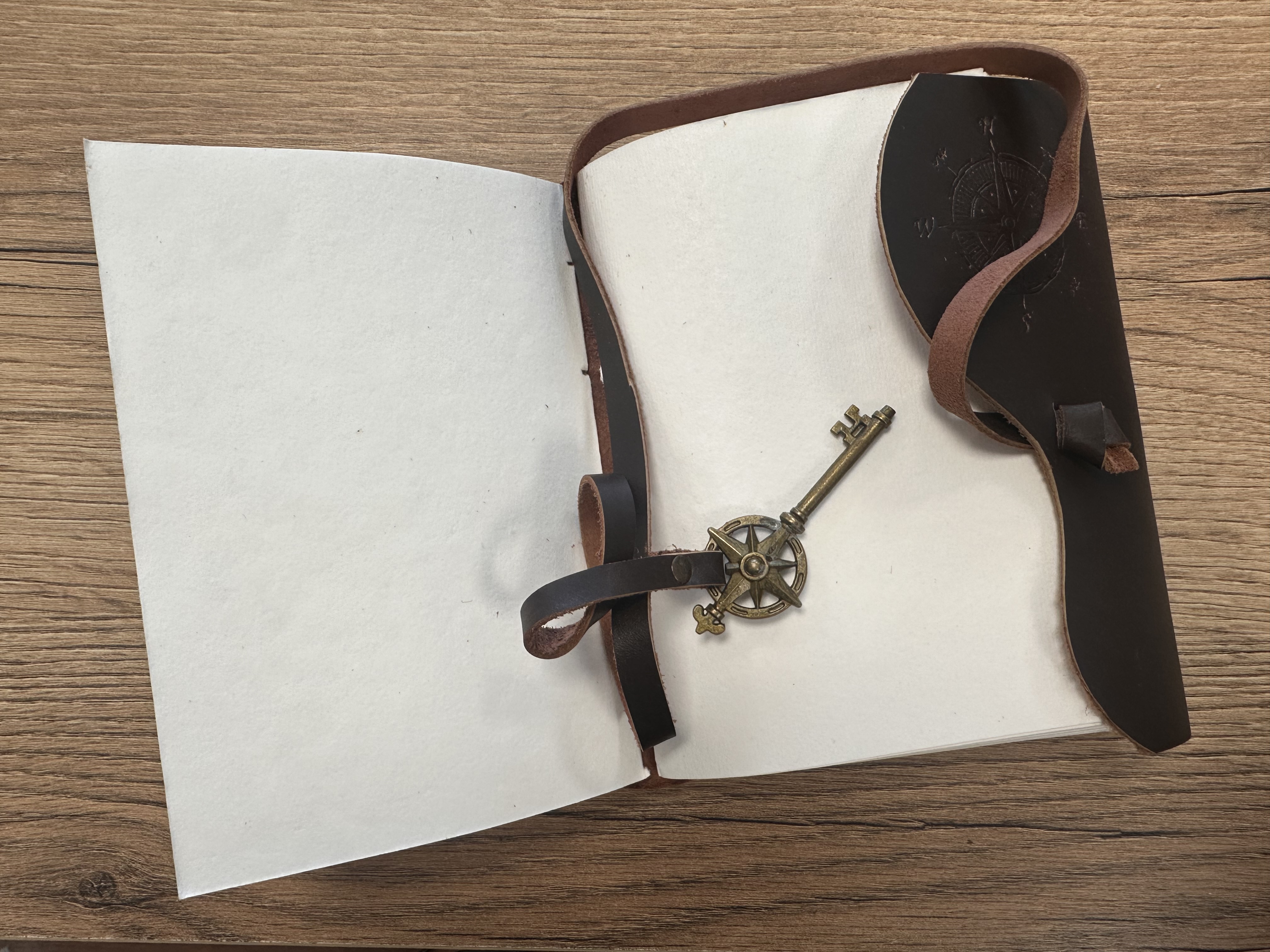 Notes skórzany retro – Róża Wiatrów wnętrze kartki