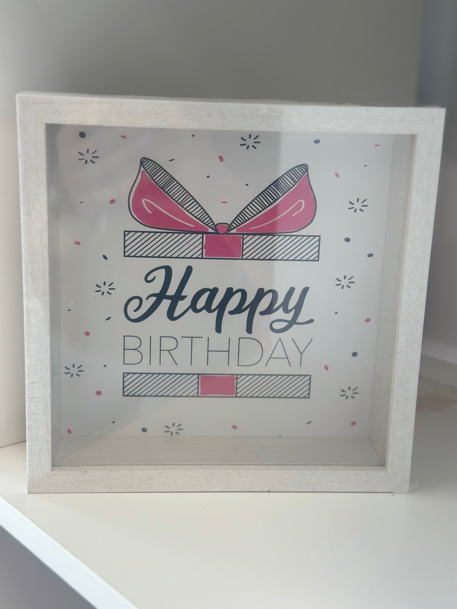 Skarbonka na urodziny dla dziewczynki Happu Birthday z różowym prezentem