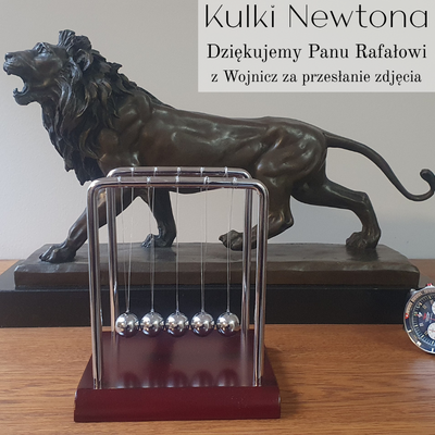 Kulki Newtona na drewnianej podstawie