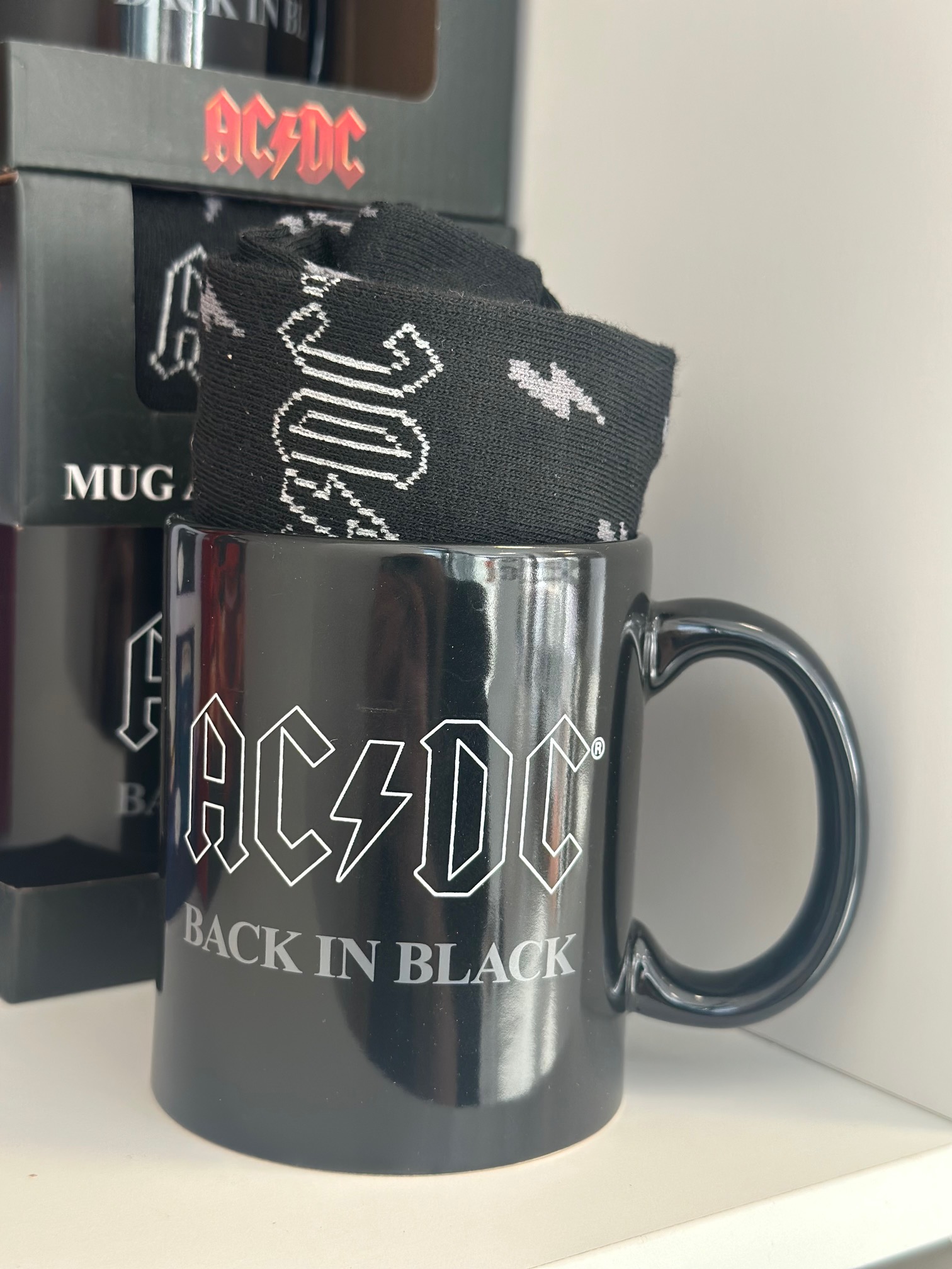 Zestaw Prezentowy AC/DC „Back in Black” – Kubek i Skarpetki Rockowe